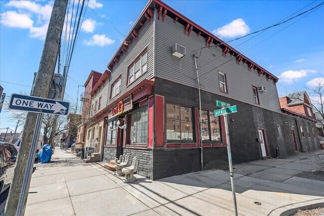 Plus de détails pour 167-169 Avenue E, Bayonne, NJ - Commerce de détail à vendre