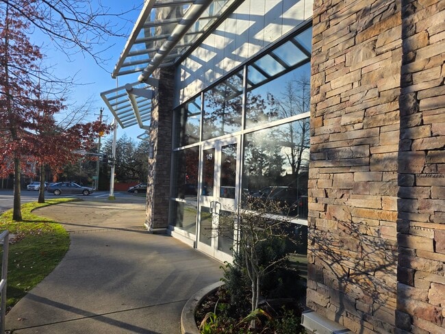 Plus de détails pour 2745 Veterans Memorial Pky, Victoria, BC - Bureau à vendre