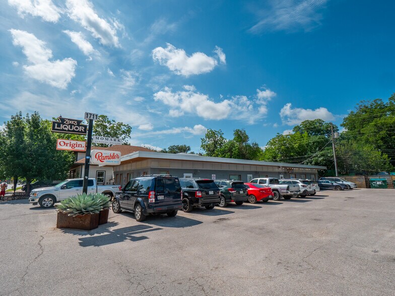 1711 E Cesar Chavez St, Austin, TX à louer - Photo du bâtiment - Image 2 de 11