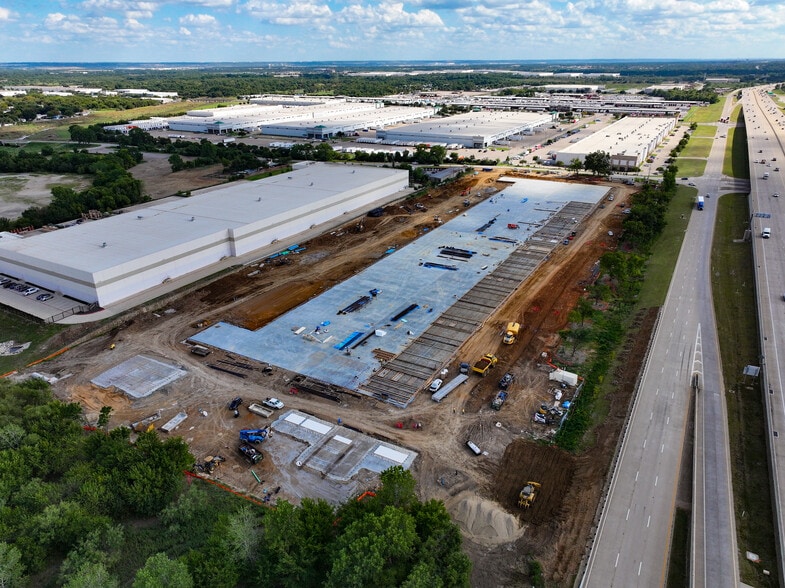 902 W Shady Grove Rd, Grand Prairie, TX for lease - Building Photo - Image 1 of 5