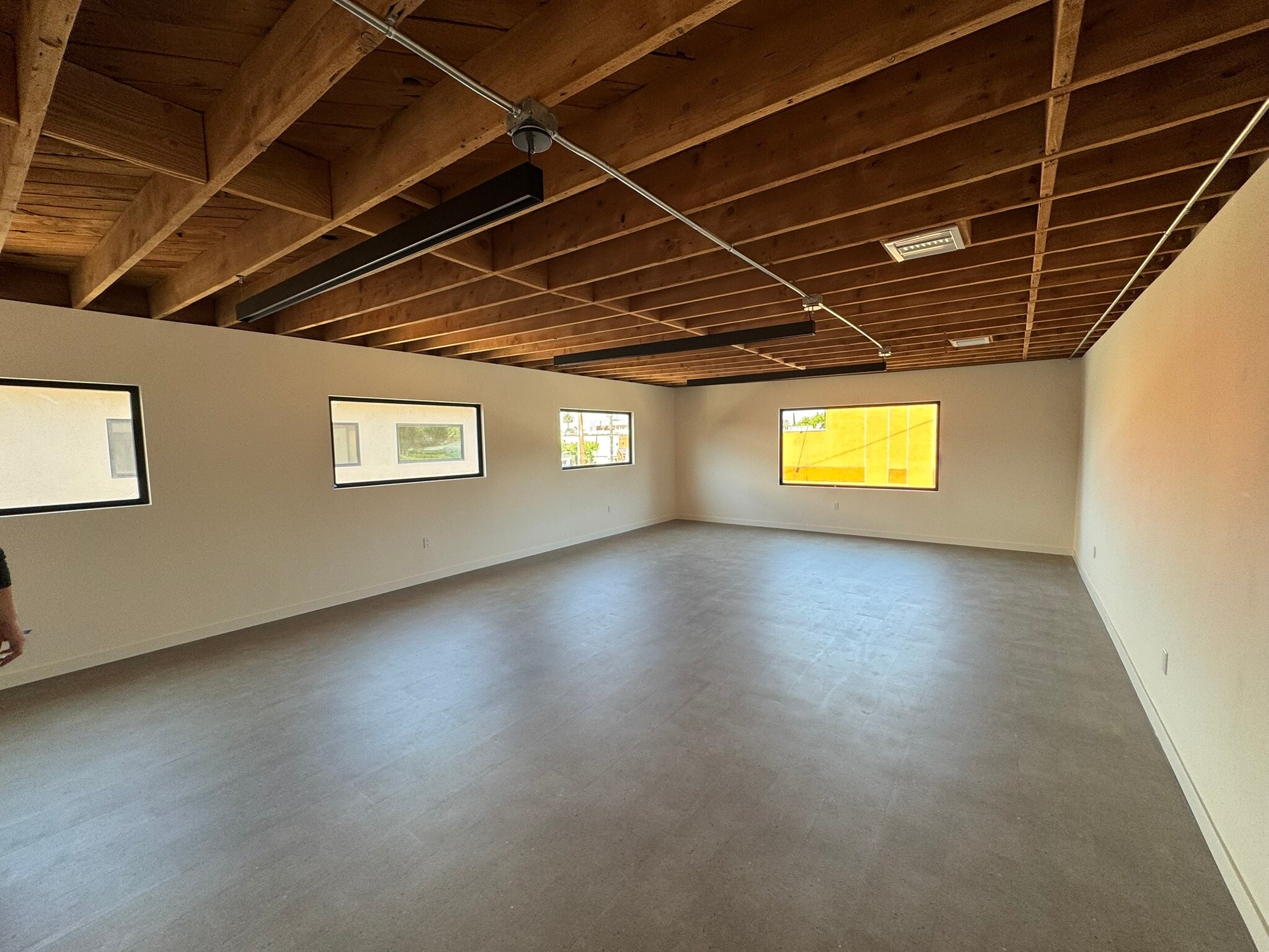 13750 Ventura Blvd, Sherman Oaks, CA for lease Interior Photo- Image 1 of 5