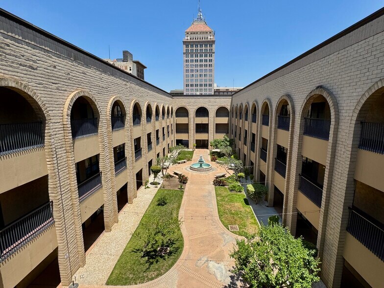 1900 Mariposa Mall, Fresno, CA à louer - Photo du bâtiment - Image 3 de 11