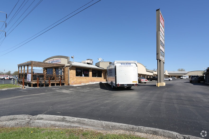 1305-1331 W 40 Hwy, Blue Springs, MO for lease - Building Photo - Image 2 of 4