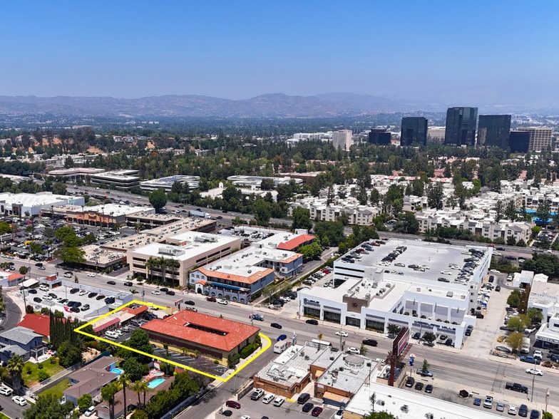 21706 Ventura Blvd, Woodland Hills, CA for sale - Building Photo - Image 3 of 6