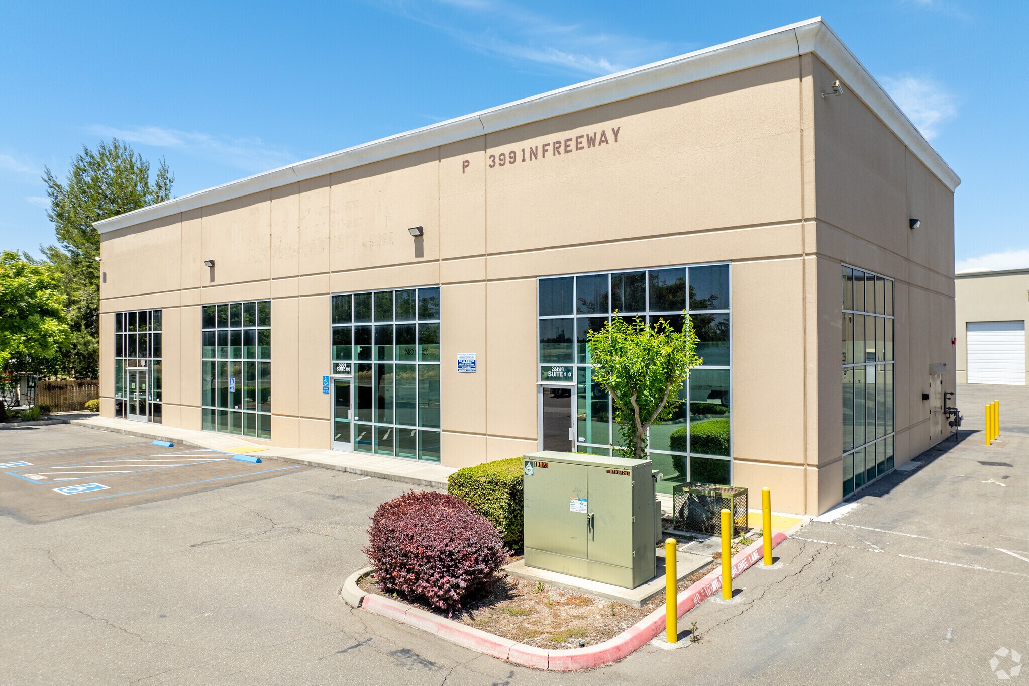 3991 N Freeway Blvd, Sacramento, CA à louer Photo principale- Image 1 de 12