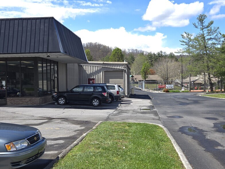 1274 Volunteer Pky, Bristol, TN à louer - Photo du bâtiment - Image 3 de 16
