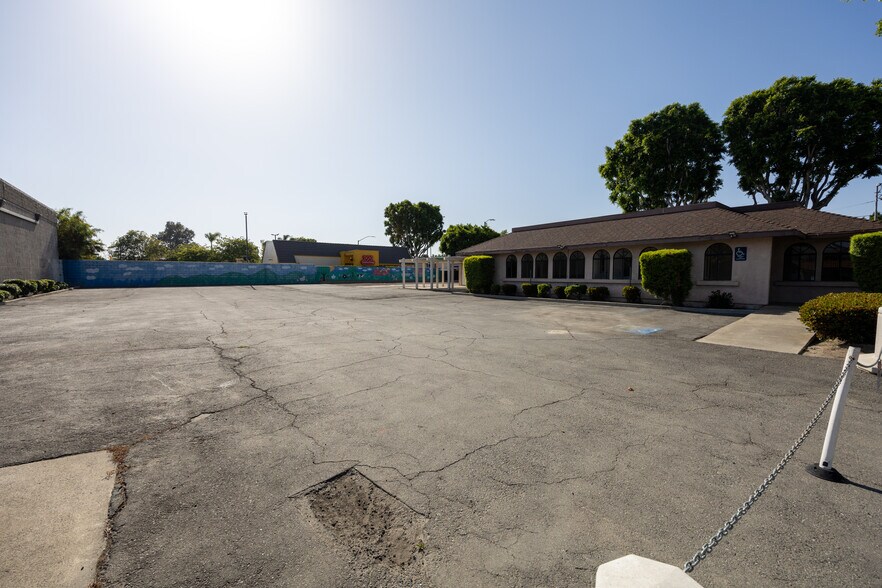 150 E 1st St, Tustin, CA à vendre - Photo du bâtiment - Image 3 de 10