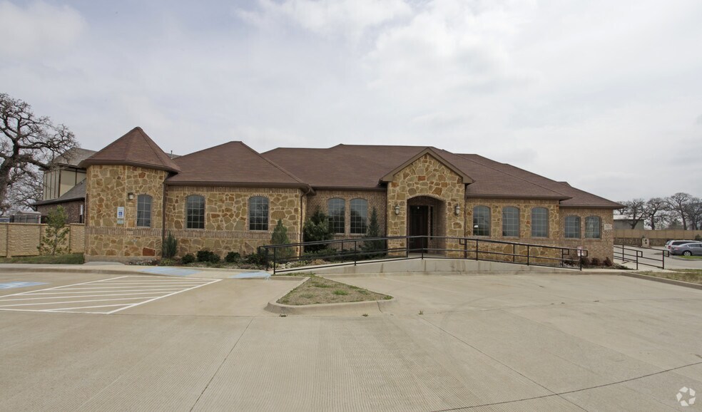 923 W Glade Rd, Hurst, TX à louer - Photo du bâtiment - Image 2 de 2