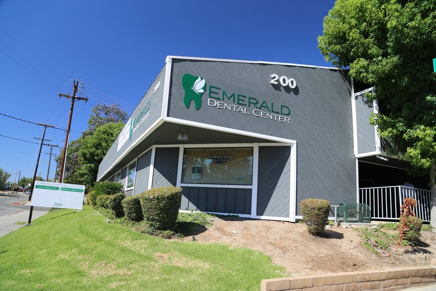 200 N Bradford Ave, Placentia, CA à louer - Photo du bâtiment - Image 2 de 3