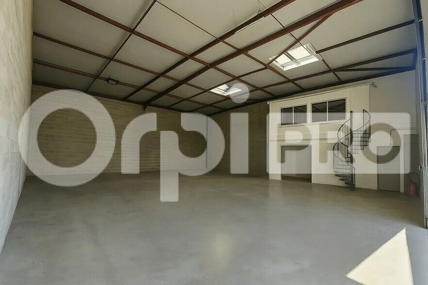 Flex in Reims for lease - Interior Photo - Image 2 of 7