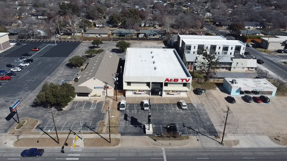 1912 W Anderson Ln, Austin, TX à louer - Photo du bâtiment - Image 3 de 9