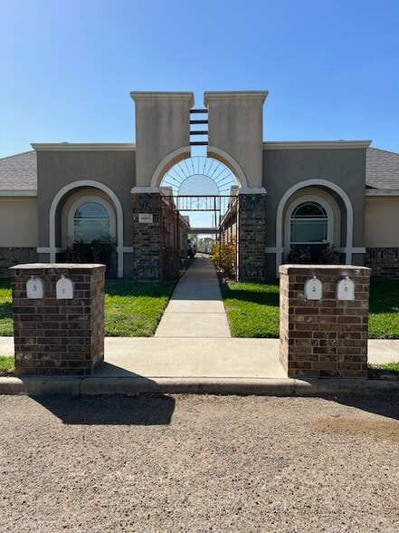 Portfolio of 7 Fourplexes in Pharr portefeuille de 7 propriétés à vendre sur LoopNet.ca - Photo du bâtiment - Image 3 de 7