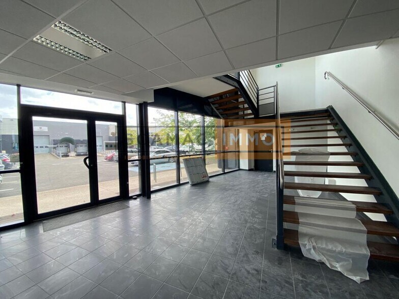 Flex dans La Courneuve à louer - Hall d’entrée - Image 3 de 5