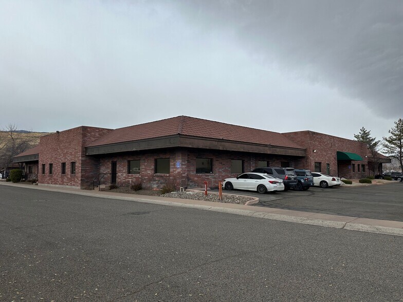 727 Fairview Dr, Carson City, NV à louer - Photo du bâtiment - Image 1 de 11