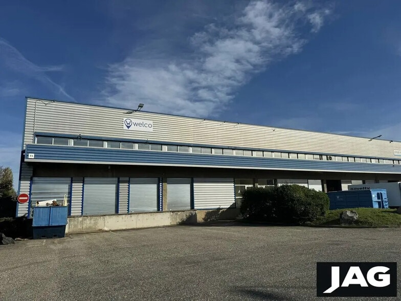 Flex in Chassieu for lease - Building Photo - Image 1 of 8