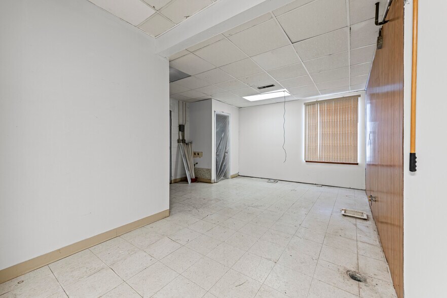 3103 Lapeer Rd, Port Huron, MI à vendre - Photo intérieure - Image 3 de 32