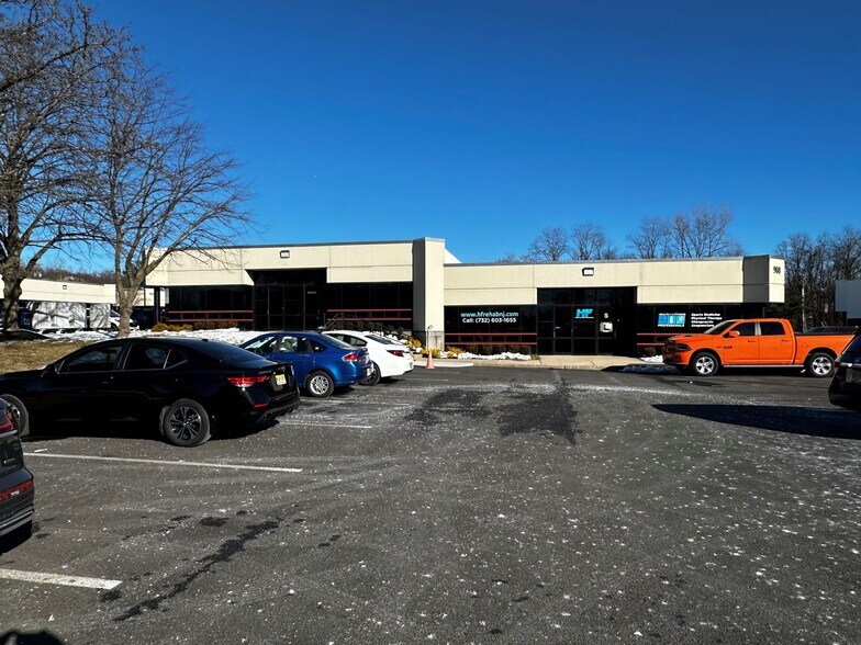 908 Oak Tree Rd, South Plainfield, NJ for lease - Primary Photo - Image 1 of 5