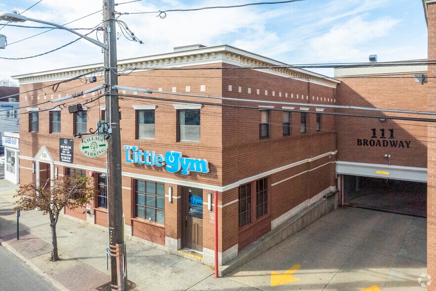 111 Broadway, Lynbrook, NY à louer - Photo du bâtiment - Image 2 de 4
