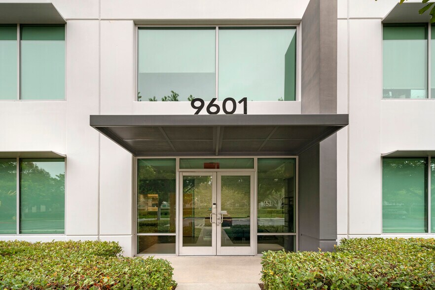9601 Irvine Center Dr, Irvine, CA à vendre - Photo du bâtiment - Image 1 de 40