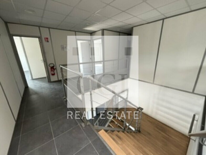 Office in Janneyrias for lease - Interior Photo - Image 3 of 8