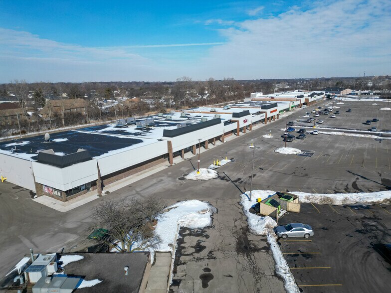 37045-37187 Groesbeck Hwy, Clinton Township, MI à louer - Photo du bâtiment - Image 2 de 11