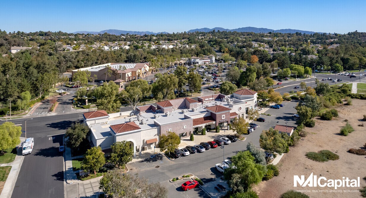 23910-23928 Summerhill Ln, Valencia, CA à louer Aérien- Image 1 de 10