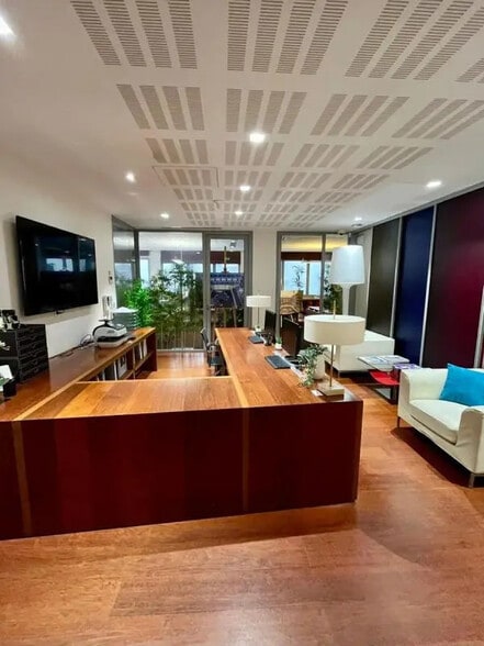 5 Bis Rue Marguerite De Rochechouart, Paris for sale - Interior Photo - Image 2 of 7