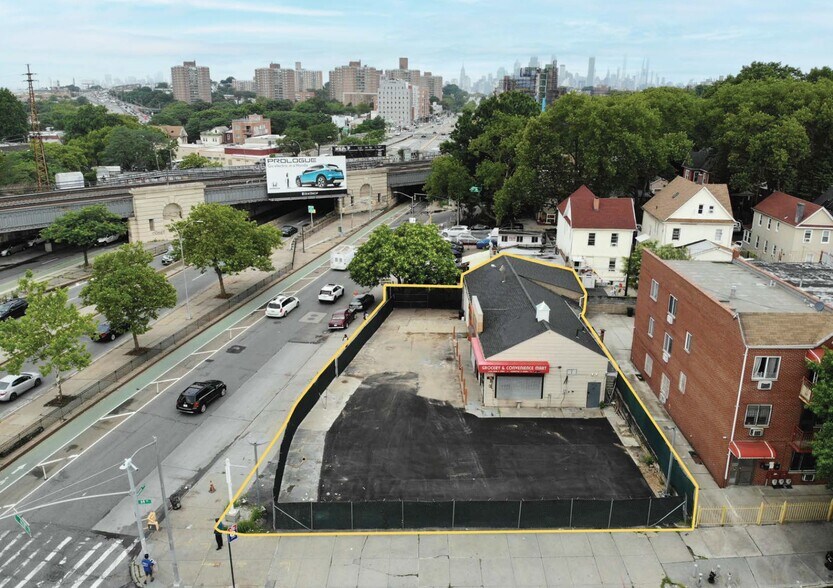 6809 Queens Blvd, Woodside, NY à vendre - Photo du bâtiment - Image 2 de 6