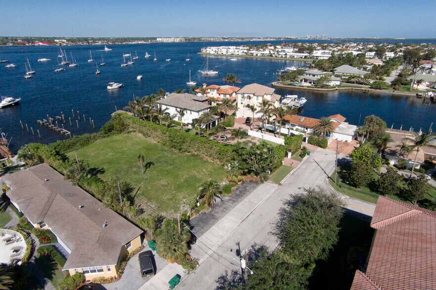 2715 Lake Dr, Riviera Beach, FL à vendre - Photo du bâtiment - Image 2 de 7