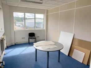 Chaussee Jules Cesar, Beauchamp for lease Interior Photo- Image 2 of 3