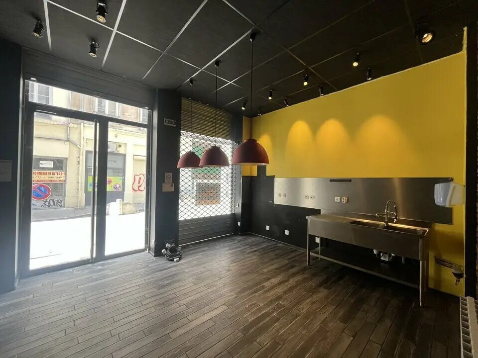 Retail in Lyon for lease Interior Photo- Image 1 of 6