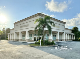 Former CVS Pharmacy - Major US#1 Intersection - Restaurant avec service au volant