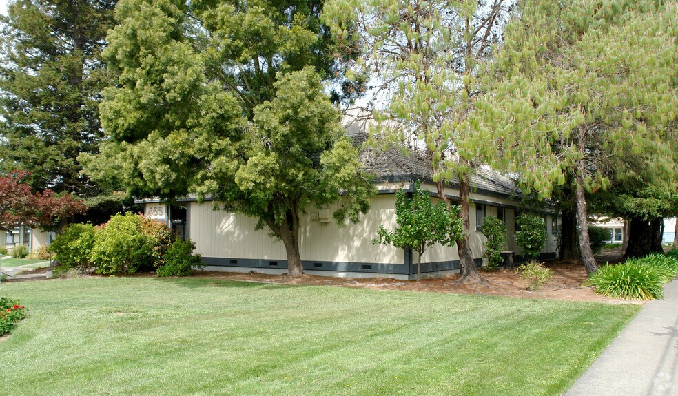 465 March Ave, Healdsburg, CA à louer - Photo du bâtiment - Image 2 de 17