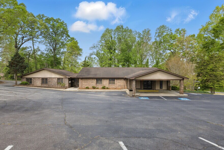 141 Tryon Rd, Rutherfordton, NC à louer - Photo principale - Image 1 de 39