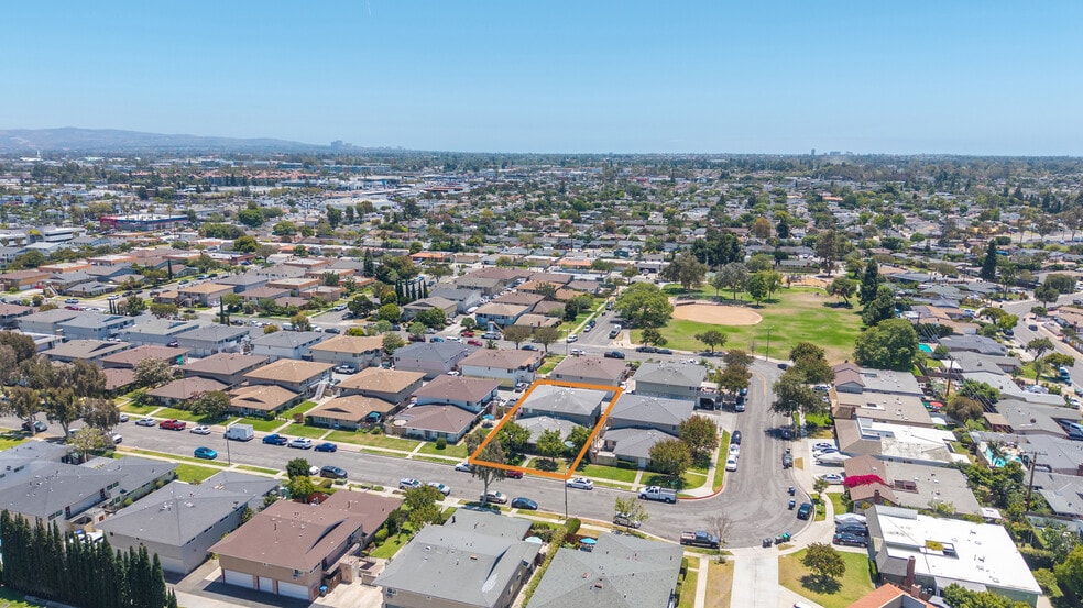1635 Coriander Dr, Costa Mesa, CA for sale - Primary Photo - Image 1 of 8
