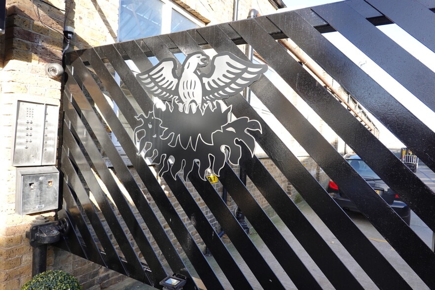 Rosslyn Cres, Harrow for lease - Building Photo - Image 3 of 5