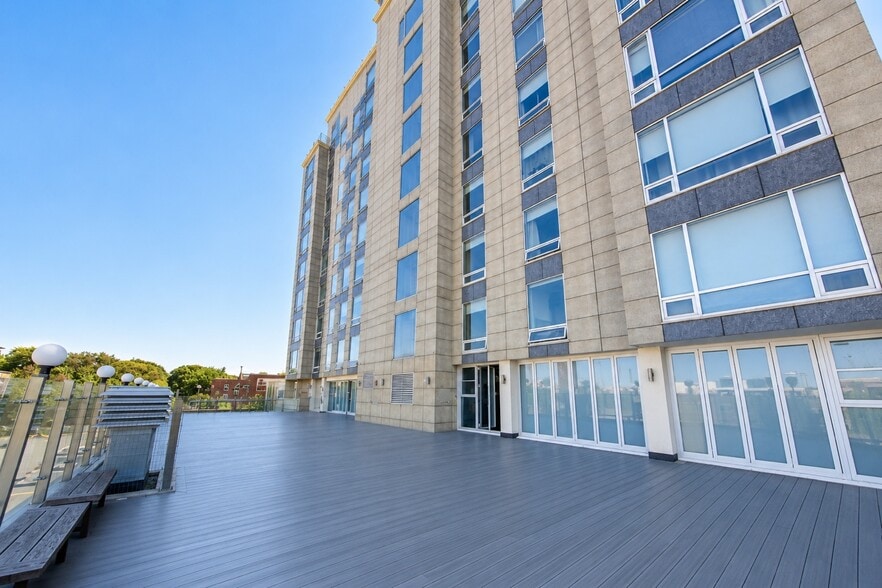 61-27 186th St, Fresh Meadows, NY à vendre - Photo du bâtiment - Image 3 de 11