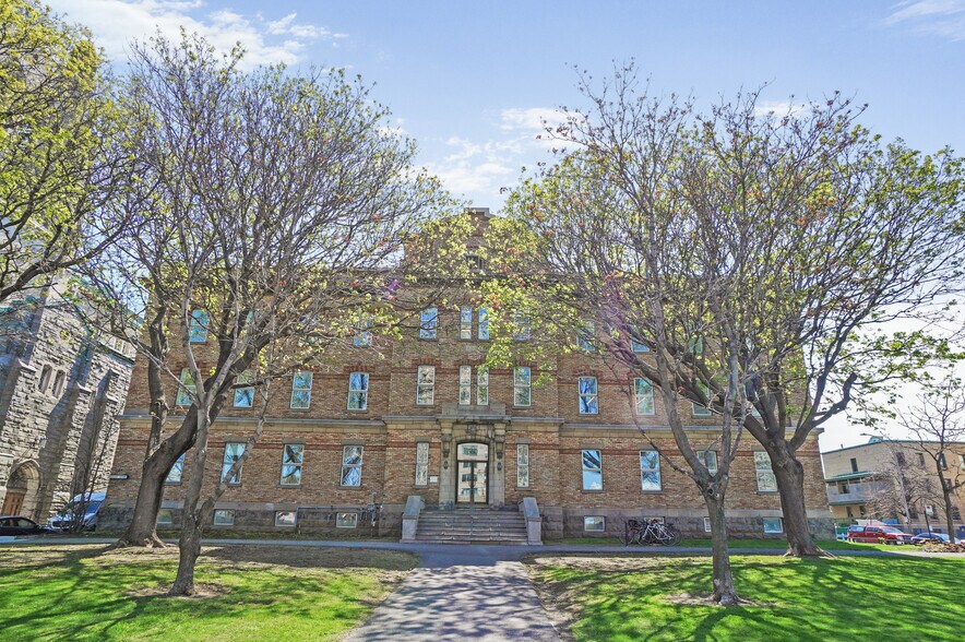 560 Boul Crémazie E, Montréal, QC à louer - Photo principale - Image 1 de 1