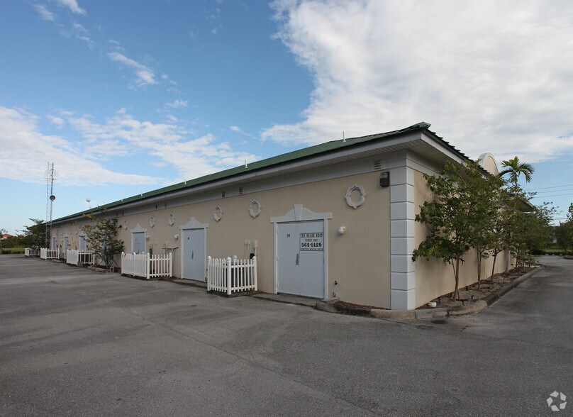 9055 Americana Rd, Vero Beach, FL à vendre - Photo du bâtiment - Image 3 de 3