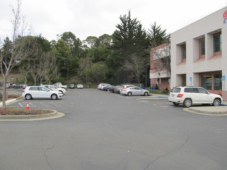 3060 Hilltop Mall Rd, Richmond, CA à louer - Photo du bâtiment - Image 2 de 9