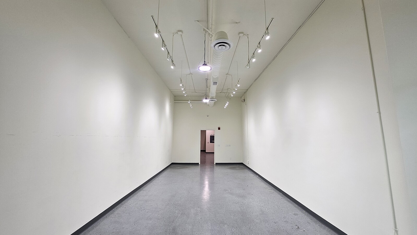 1458 S San Pedro St, Los Angeles, CA 90015 - Unité 244 - - Photo intérieure - Image 1 of 8