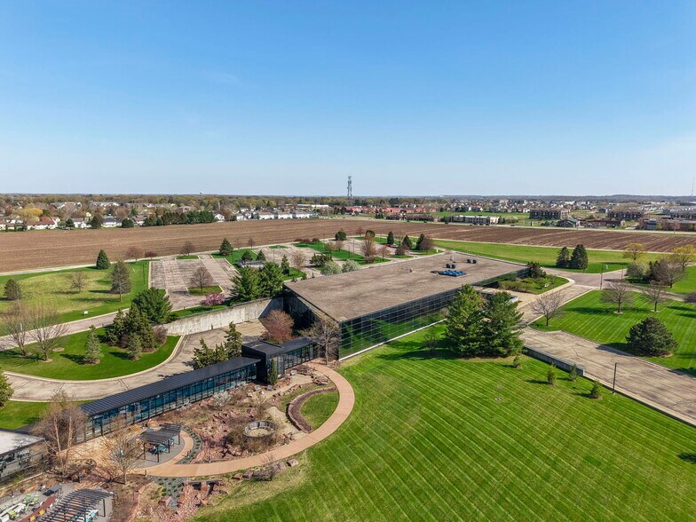1 Qbe Way, Sun Prairie, WI à louer - Photo du bâtiment - Image 2 de 19