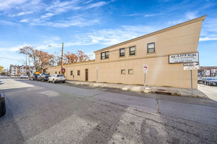 203 Rockaway Ave, Valley Stream, NY à vendre - Photo du bâtiment - Image 1 de 34