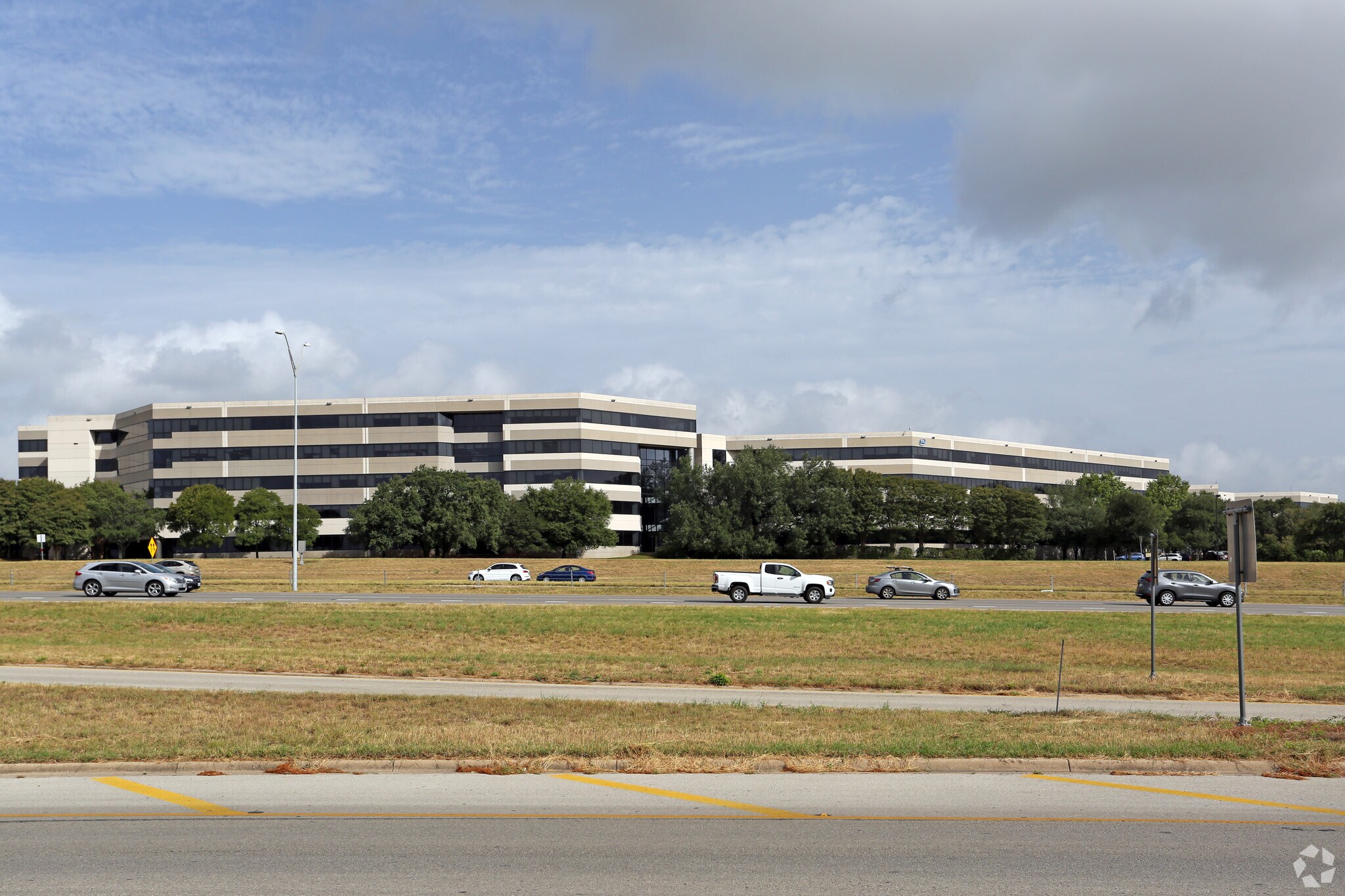 1300 S Mopac Expy, Austin, TX à louer Photo du bâtiment- Image 1 de 11