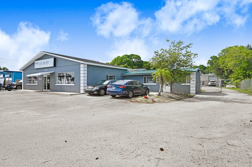 1950 Palm Bay Rd NE, Palm Bay, FL à vendre - Photo du bâtiment - Image 2 de 9