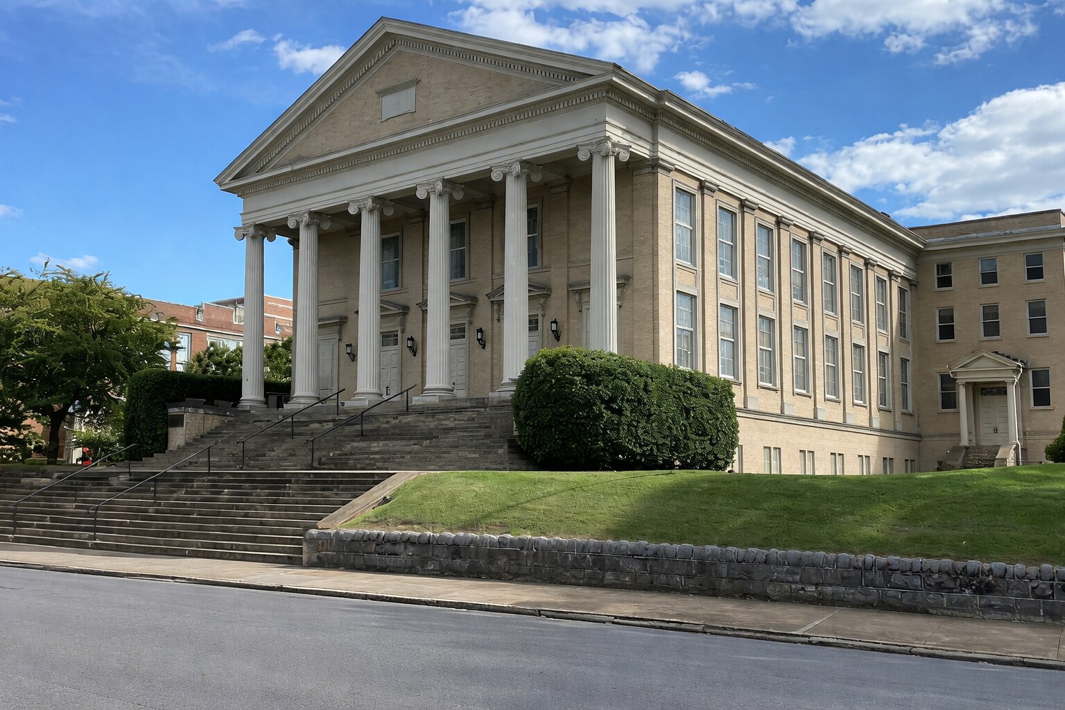 608 Campbell Ave SW, Roanoke, VA à louer Photo principale- Image 1 de 5