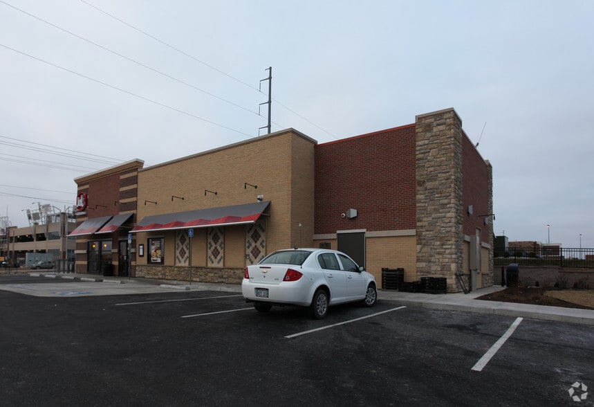 10630 Parallel Pky, Kansas City, KS for lease - Building Photo - Image 2 of 2