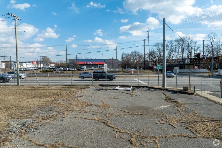 240 E Sunrise Hwy, Lindenhurst, NY à louer - Photo du bâtiment - Image 3 de 5