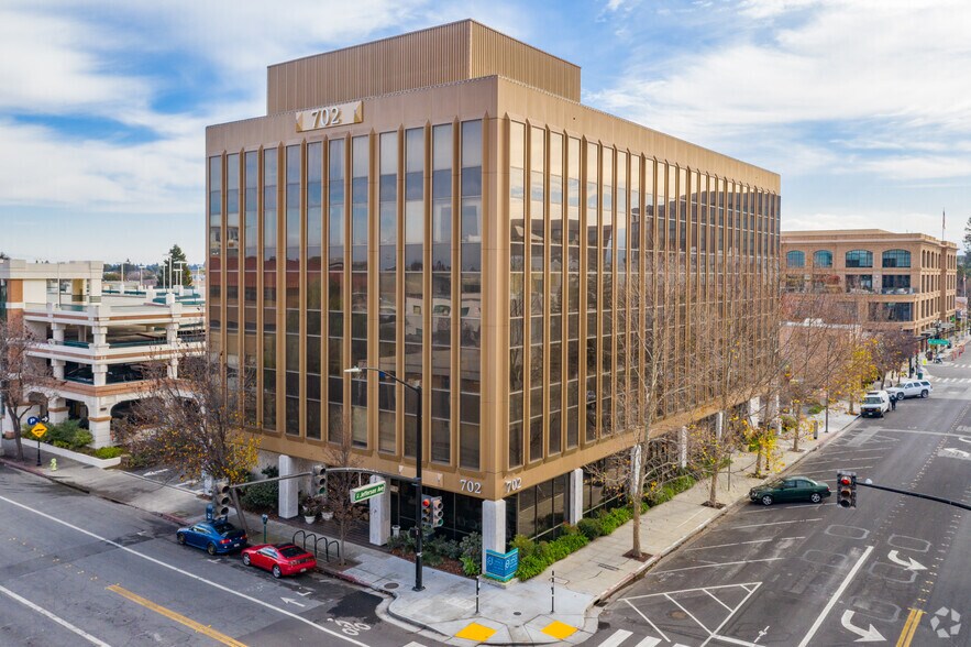 702 Marshall St, Redwood City, CA à louer - Photo du bâtiment - Image 1 de 4