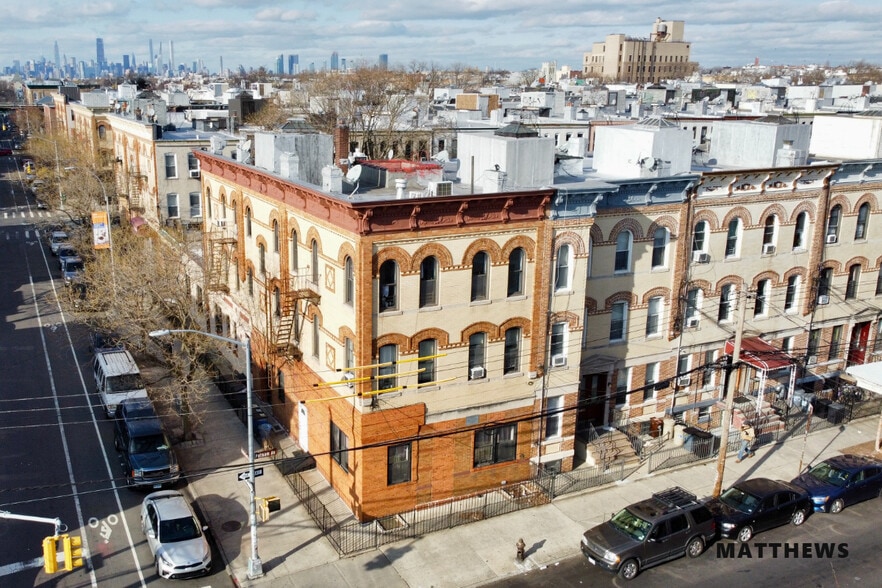 791 Onderdonk Ave, Ridgewood, NY à vendre - Photo du bâtiment - Image 1 de 7